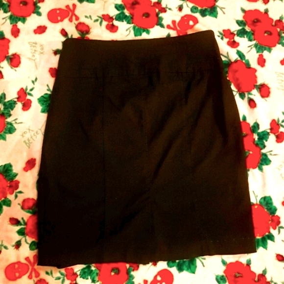 Black skirt with small slit up middle of back - Picture 2 of 4